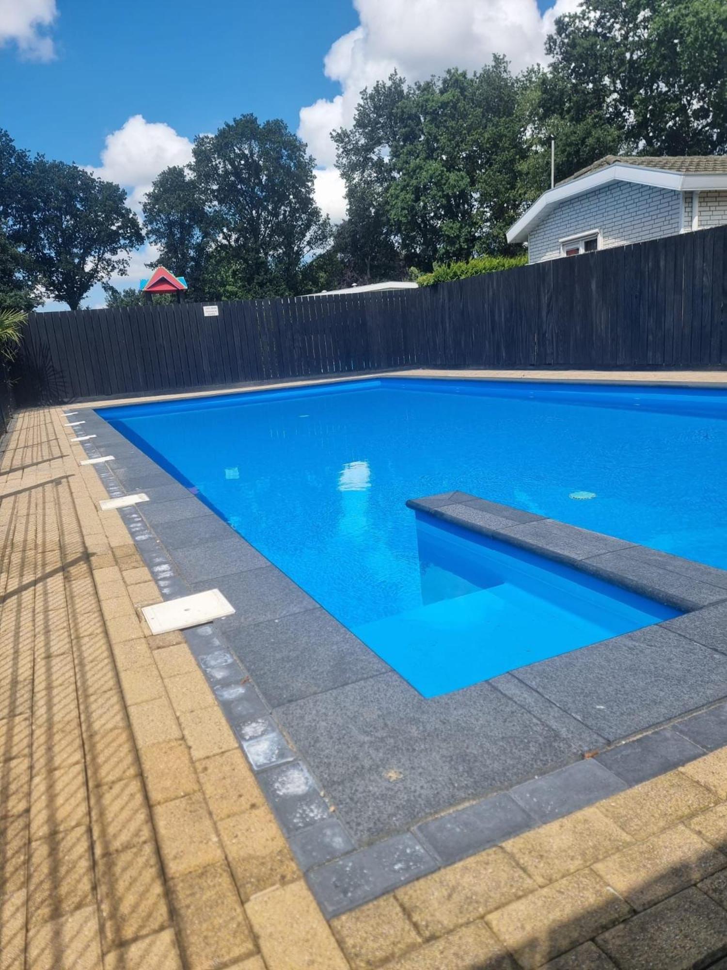 Ruim Familie Chalet Tot 4 Personen Op De Veluwe Bungalowpark De Kern Putten Exterior foto